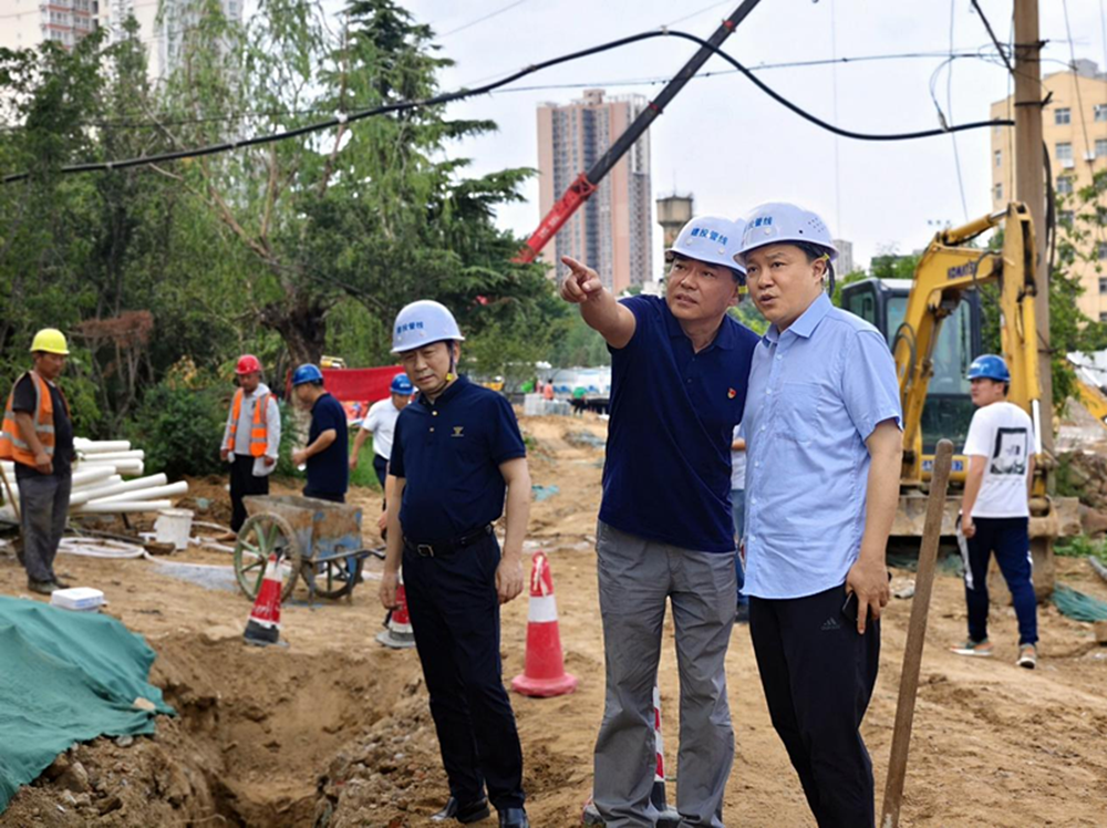 鄭州市建設(shè)投資集團(tuán)有限公司副總經(jīng)理張巖到鄭州建投通訊管線(xiàn)有限公司開(kāi)展安全生產(chǎn)檢查